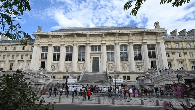 Partes civis e jornalistas chegam à sala de audiências do Palácio de Justiça em Paris, em 29 de junho de 2022, antes da leitura do veredicto de julgamento dos atentados jihadistas de 2015 - AFP