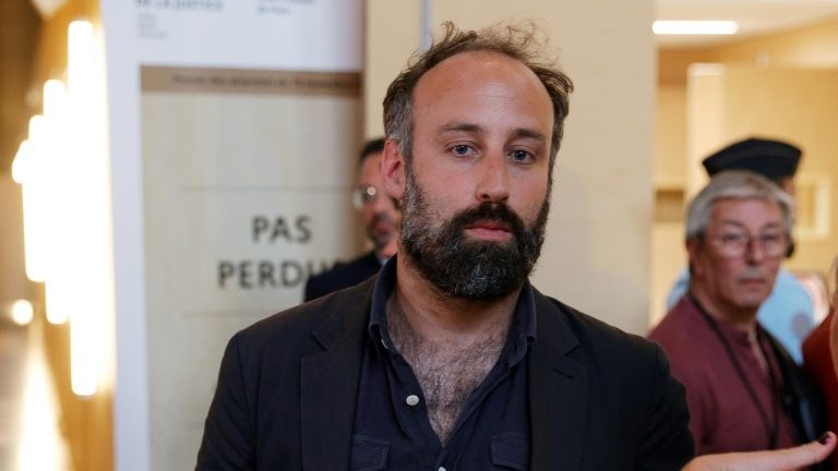 Presidente da associação de vítimas Life for Paris, Arthur Denouveaux,  deixa a sala de audiências no Palácio de Justiça em Paris, em 29 de junho de 2022, após o veredicto do julgamento dos atentados terroristas de 2015 na capital francesa - AFP