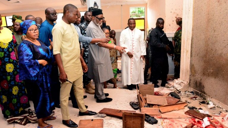 Ataque contra igreja católica no domingo na Nigéria deixou pelo menos 21 mortos