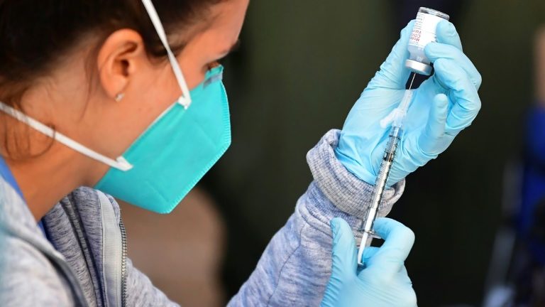 EUA aprova vacinas contra a covid para pequenas crianças