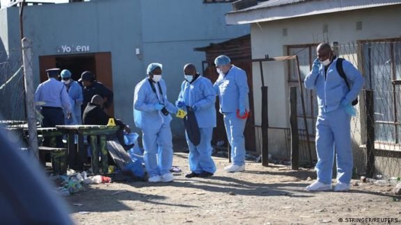 Mais de 20 jovens são encontrados mortos em casa noturna na África do Sul Mais de 20 jovens são encontrados mortos em casa noturna na África do Sul