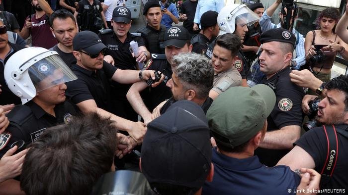 Polícia turca usa força para impedir realização de parada LGBT Polícia turca usa força para impedir realização de parada LGBT