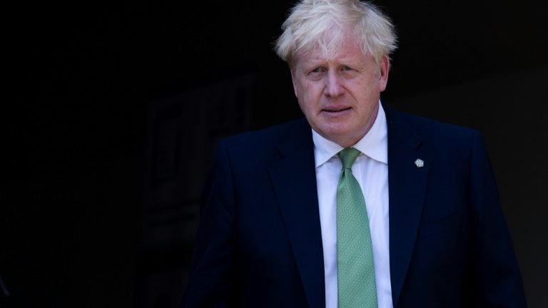 Boris Johnson perde força com derrotas eleitorais mas insiste que permanecerá sem carga Boris Johnson perde força com derrotas eleitorais mas insiste que permanecerá sem carga