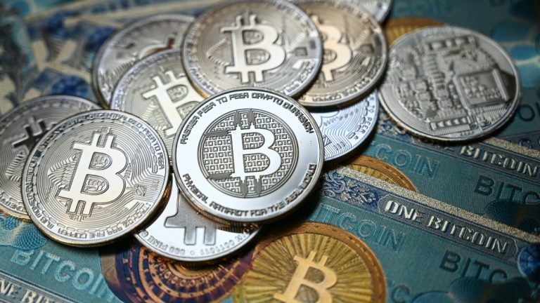 Bitcoin negociado a menos de US$ 25.000, menor nível em 18 meses