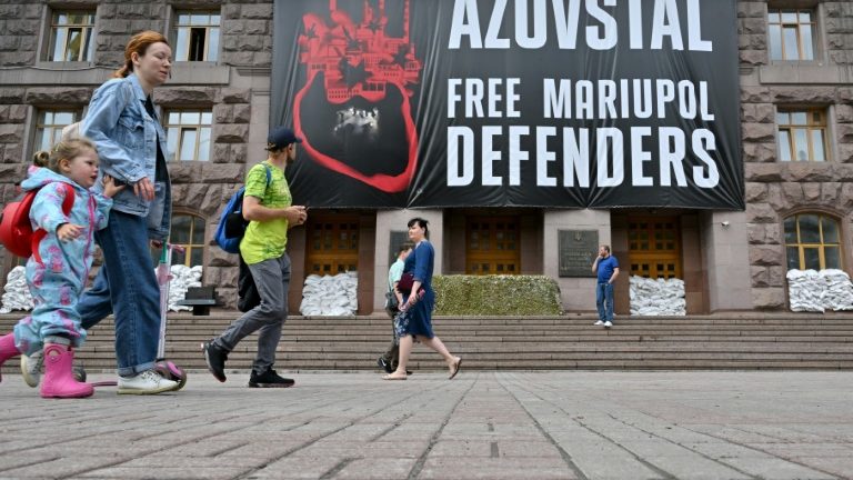 Azovstal. Liberdade para os defensores de Mariupol, afirma faixa na prefeitura de Kiev - AFP/Arquivos