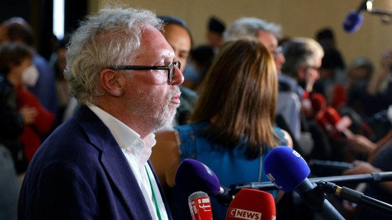 O presidente da associação 13Onze15, Philippe Duperron, conversa com os jornalistas no Palácio de Justiça em Paris, em 29 de junho de 2022, após o veredicto do julgamento dos atentados terroristas de 2015 - AFP