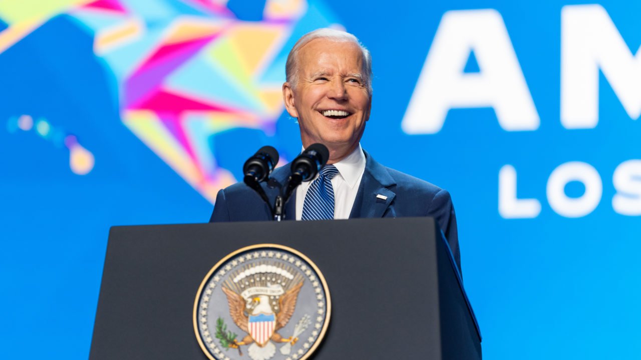 Biden sanciona lei que limita acesso a armas nos EUA Biden sanciona lei que limita acesso a armas nos EUA