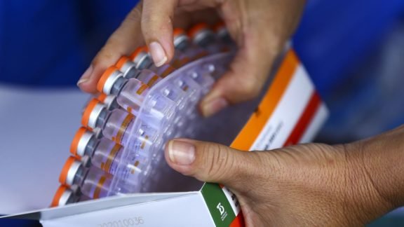 4ª dose da vacina: veja quais efeitos colaterais podem surgir 4ª dose da vacina: veja quais efeitos colaterais podem surgir
