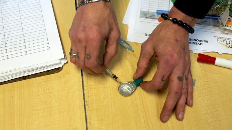Juiz dos EUA absolve distribuidores de remédios em crise de opioides Juiz dos EUA absolve distribuidores de remédios em crise de opioides