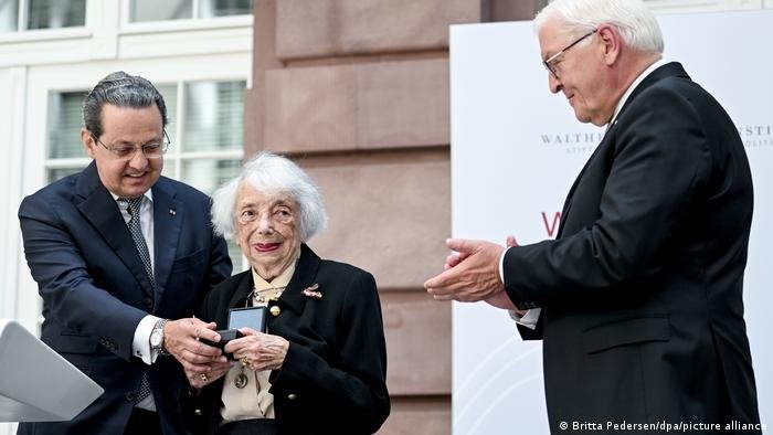 Sobrevivente do Holocausto de 100 anos recebe prêmio em Berlim Sobrevivente do Holocausto de 100 anos recebe prêmio em Berlim