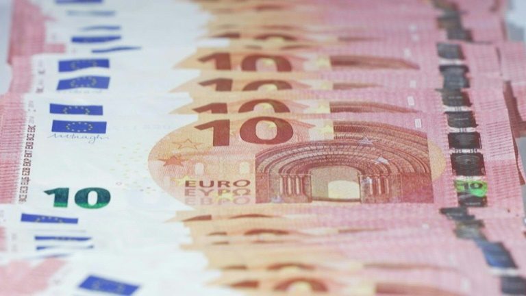 Euro cai ao valor mais baixo em relação ao dólar desde 2002 - AFP