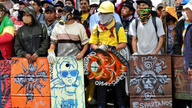 Equador perde US$ 1 bilhão como consequência dos protestos indígenas Equador perde US$ 1 bilhão como consequência dos protestos indígenas