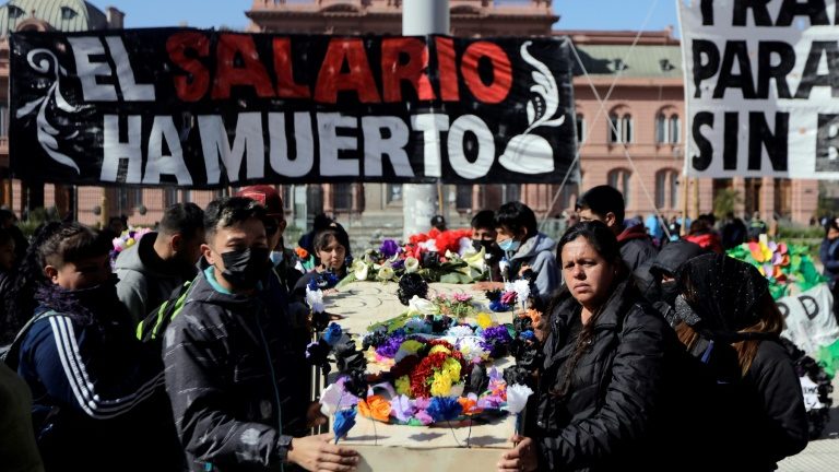 Manifestantes realizan 'funeral' del salario mínimo en Argentina