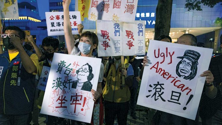 PROTESTO & CHEGADA Manifestações populares, a favor e contra a chegada de Nancy Pelosi  movimentaram a noite   da  terça-feira  (2), quando a parlamentar americana  desembarcou em Taiwan e encontrou o ministro do comércio exterior do país, Joseph Wu.