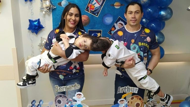 Os gêmeos Bernardo e Arthur  com seus pais, Adriely e Antônio Lima - Fitamarela/AFP
