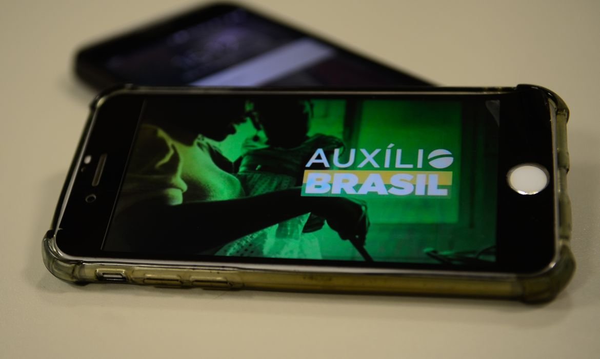 Auxílio Brasil: mais da metade dos brasileiros dizem que programa é eleitoreiro