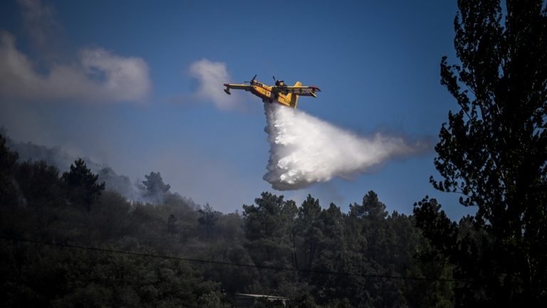 Los incendios están bajo control en Portugal y los combates se han detenido por la lluvia en España