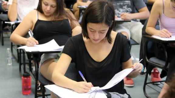 País tem mais de 6 mil vagas em concursos com salários de até R$30 mil País tem mais de 6 mil vagas em concursos com salários de até R$30 mil