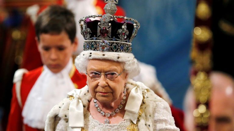 Quanto custa a coroa da rainha da inglaterra
