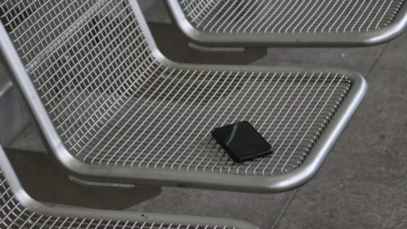 Ficou sem o celular? Veja como descobrir o código para bloquear o aparelho