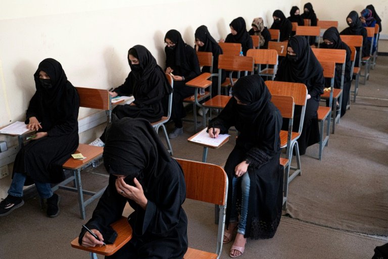 Talib&atilde; pro&iacute;be mulheres de frequentar a universidade no Afeganist&atilde;o - ISTO&Eacute;  DINHEIRO