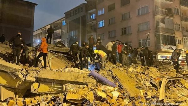 Terremoto deixa centenas de mortos na Turquia e S&iacute;ria