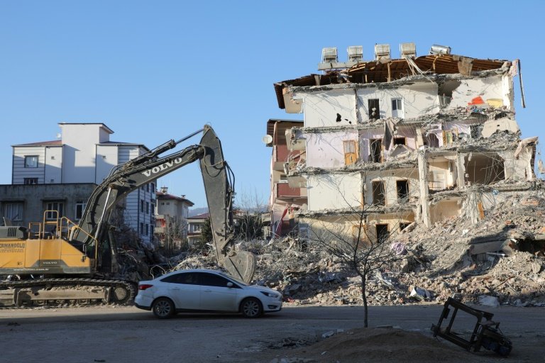Após sobreviver a terremoto, família morre em incêndio na Turquia Após sobreviver a terremoto, família morre em incêndio na Turquia