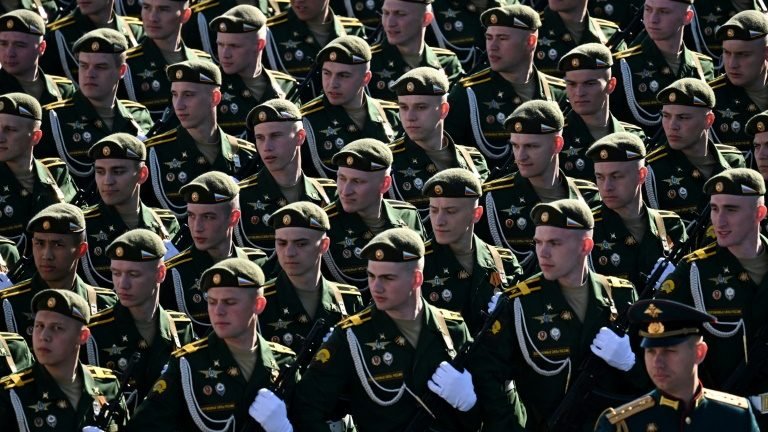 Putin promete 'vit&oacute;ria' contra a Ucr&acirc;nia em desfile militar em Moscou -  ISTO&Eacute; DINHEIRO