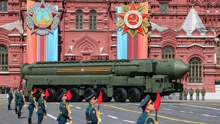 Putin promete vit&oacute;ria contra a Ucr&acirc;nia em desfile militar em Moscou - ISTO&Eacute;  DINHEIRO
