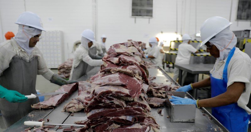 Arábia Saudita retira embargo a 5 frigoríficos do Brasil suspensos após vaca louca Arábia Saudita retira embargo a 5 frigoríficos do Brasil suspensos após vaca louca
