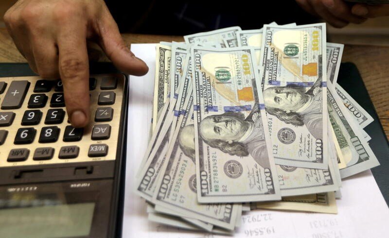 Dólar recua ante real à espera de Copom e Fed Dólar recua ante real à espera de Copom e Fed