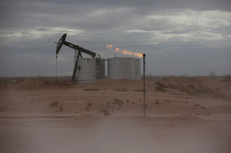 Preços do petróleo fecham quase estáveis em meio a sinalização da Opep e temor com Covid Preços do petróleo fecham quase estáveis em meio a sinalização da Opep e temor com Covid