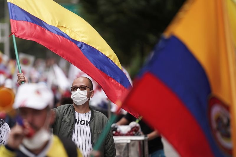 Governo da Colômbia envia reforma tributária de US$3,9 bi ao Congresso em meio a novos protestos Governo da Colômbia envia reforma tributária de US$3,9 bi ao Congresso em meio a novos protestos