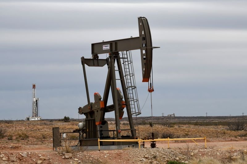 Preços do petróleo recuam 2% com aversão ao risco e fortalecimento do dólar Preços do petróleo recuam 2% com aversão ao risco e fortalecimento do dólar
