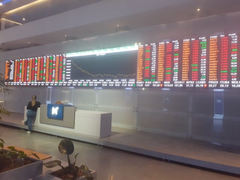 Pessimismo com China e alta dos juros faz Ibovespa cair para faixa de 111 mil pontos Pessimismo com China e alta dos juros faz Ibovespa cair para faixa de 111 mil pontos