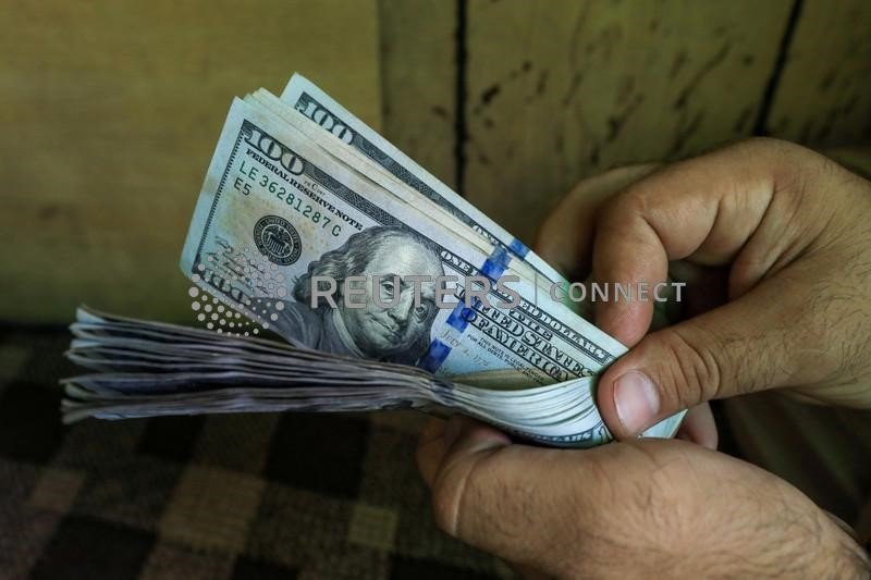 Dólar acelera alta e supera R$5,54 atento a BC; exterior pesa Dólar acelera alta e supera R$5,54 atento a BC; exterior pesa
