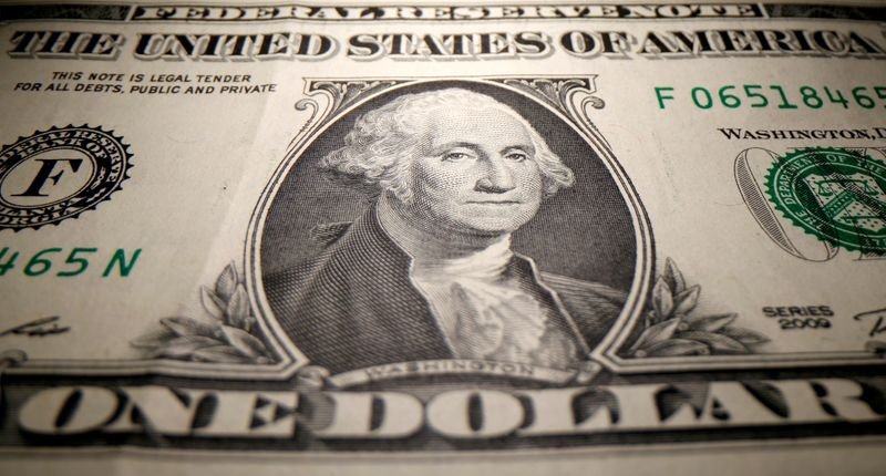 Dólar vai às mínimas após leilão de swap cambial, mas tensão fiscal permanece Dólar vai às mínimas após leilão de swap cambial, mas tensão fiscal permanece