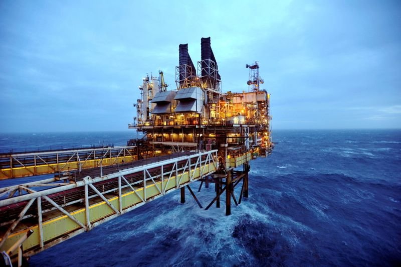 Preços do petróleo pairam abaixo de máximas recentes e fecham a semana em alta Preços do petróleo pairam abaixo de máximas recentes e fecham a semana em alta