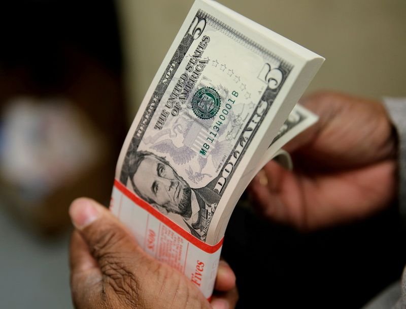 Dólar tem leve queda contra real após dados de inflação domésticos Dólar tem leve queda contra real após dados de inflação domésticos