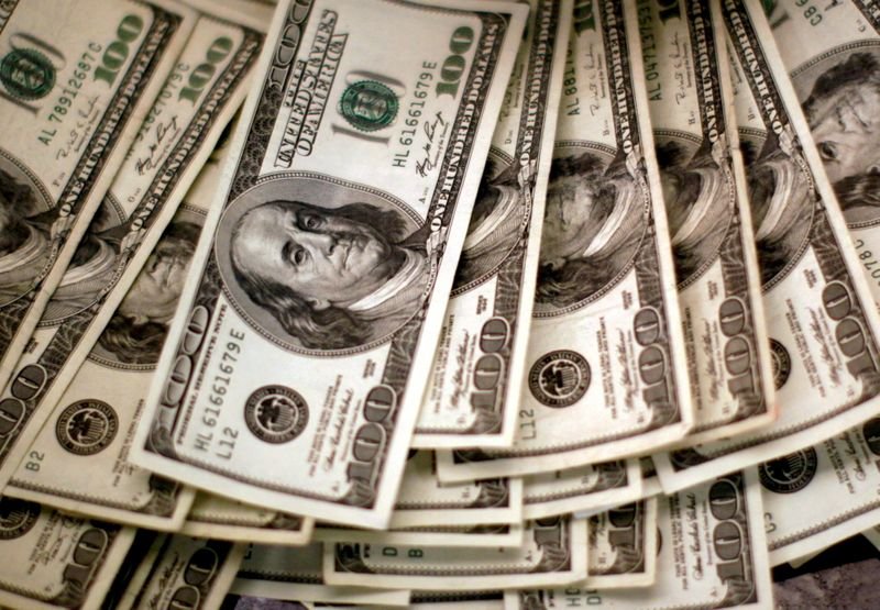Dólar ajusta para baixo com melhora também nos juros e na bolsa Dólar ajusta para baixo com melhora também nos juros e na bolsa
