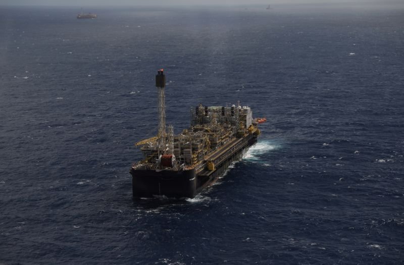 Preços do petróleo avançam quase 5% com esperança em relação à variante Ômicron Preços do petróleo avançam quase 5% com esperança em relação à variante Ômicron