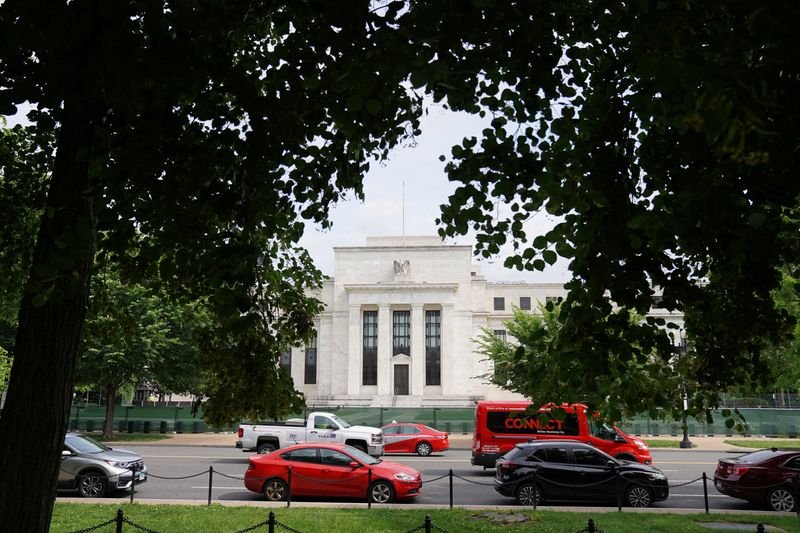 Autoridades do Fed elevam projeções para juros e inflação