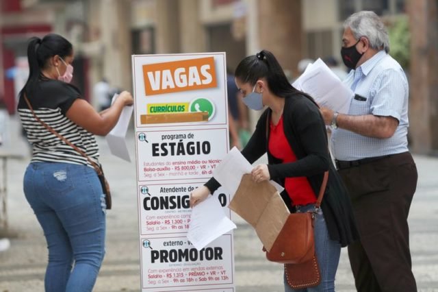 Desemprego no Brasil vai abaixo de 10% pela 1ª vez desde início de 2016, mas rendimento ainda sofre Desemprego no Brasil vai abaixo de 10% pela 1ª vez desde início de 2016, mas rendimento ainda sofre