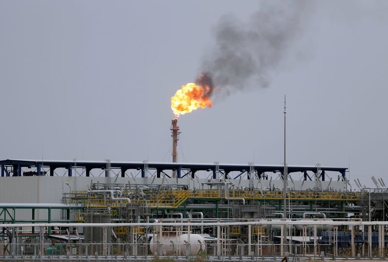 Petróleo fecha em baixa de 2% por temores de recessão global Petróleo fecha em baixa de 2% por temores de recessão global