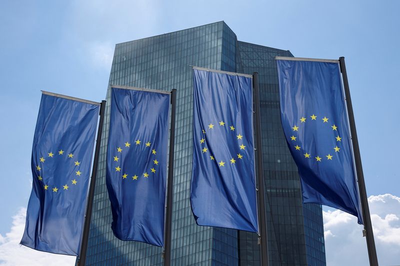 Die Eurozone sollte während der Verlangsamung weiter investieren und der Europäischen Zentralbank helfen, die Inflation zu bekämpfen, sagt die Europäische Kommission