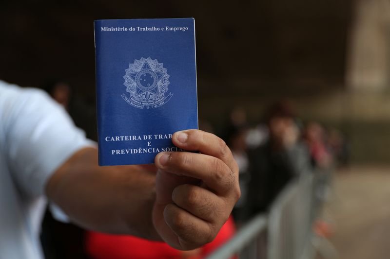 Brasil cria 155,2 mil empregos formados em janeiro, 39% menos que em 2021 e abaixo do esperado