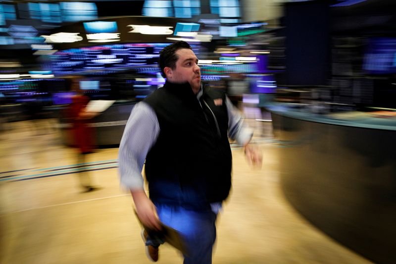 S&P 500 patina sob pressão de Meta Platforms e crise na Ucrânia