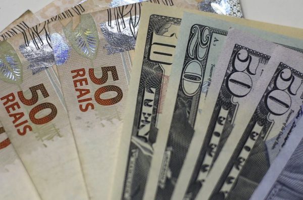 BC anuncia leilão de swap cambial após dólar à vista bater R$5,00