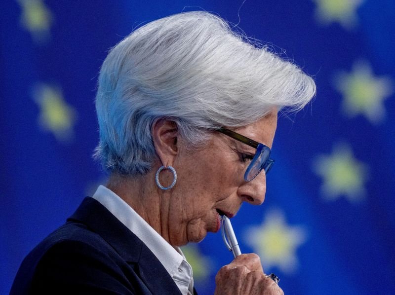 EXCLUSIVO-Lagarde, do BCE, dá mais voz a chefes de bancos centrais nacionais na política monetária EXCLUSIVO-Lagarde, do BCE, dá mais voz a chefes de bancos centrais nacionais na política monetária