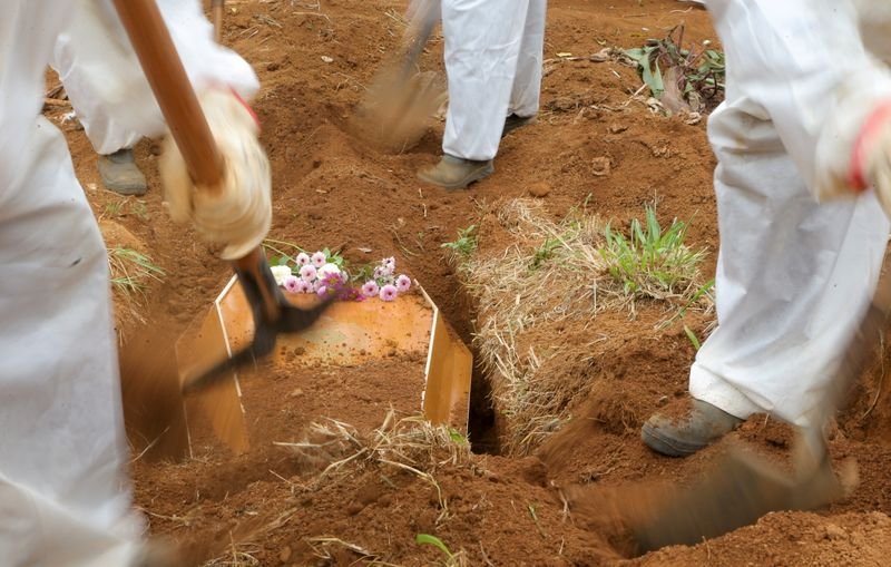 Brasil registra mais 1.318 mortes por Covid e total vai a 554.497 Brasil registra mais 1.318 mortes por Covid e total vai a 554.497